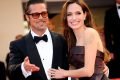 Angelina Jolie e Brad Pitt são ex-esposa e ex-marido um do outro. Ele tem pele clara, usa barba e tem cabelos loiros. Ela tem pele clara, tem longos cabelos castanhos e usa maquiagem – Metrópoles