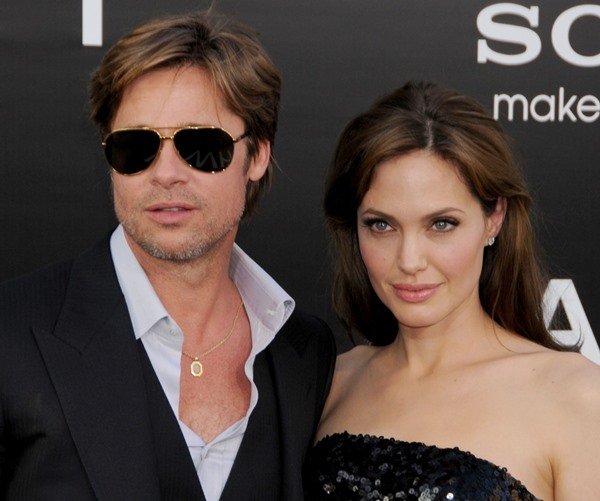 Angelina Jolie e Brad Pitt são ex-esposa e ex-marido um do outro.  Ele tem pele clara, usa barba e tem cabelos loiros.  Ela tem pele clara, tem longos cabelos castanhos e usa maquiagem – Metrópoles