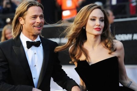 Angelina Jolie e Brad Pitt são ex-esposa e ex-marido um do outro. Ele tem pele clara, usa barba e tem cabelos loiros. Ela tem pele clara, tem longos cabelos castanhos e usa maquiagem – Metrópoles