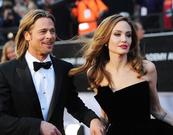 Angelina Jolie e Brad Pitt são ex-esposa e ex-marido um do outro.  Ele tem pele clara, usa barba e tem cabelos loiros.  Ela tem pele clara, tem longos cabelos castanhos e usa maquiagem – Metrópoles