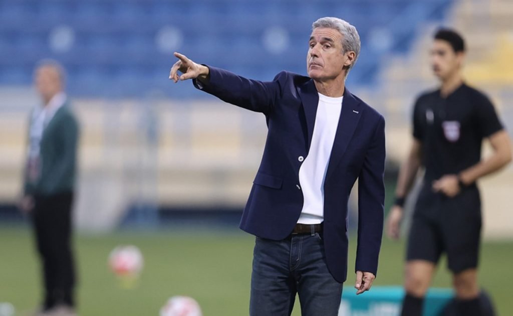 Técnico Luís Castro à beira do campo