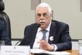 O economista Affonso Celso Pastore fala ao microfone durante uma sessão organizada pelo Senado