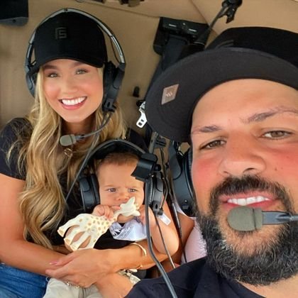 Sertanejo tira foto em helicóptero