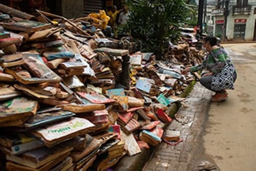 Moradores procuram livros no meio da pilha