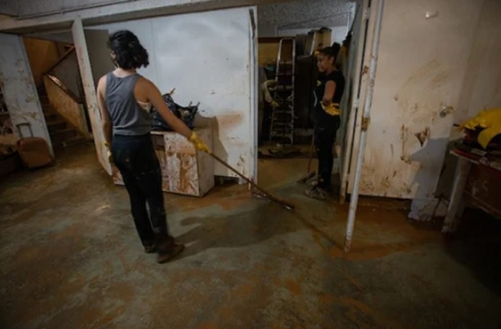 Funcionários e moradores ajudam na limpeza do local