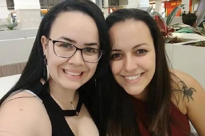 Anaflávia Martins Gonçalves (D) e a então namorada dela, Carina Ramos de Abreu