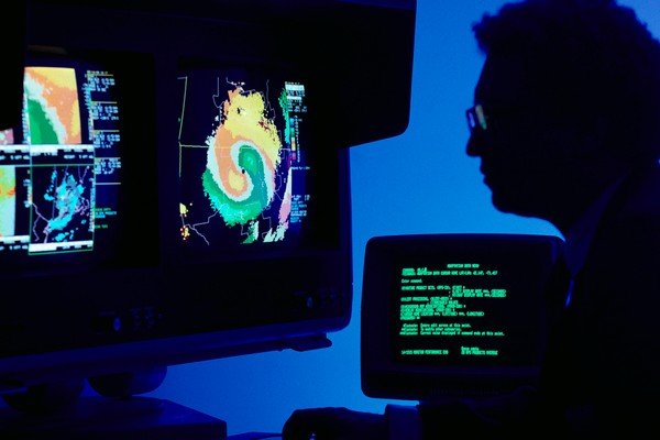 Homem analisa informações climáticas em computador-Metrópoles