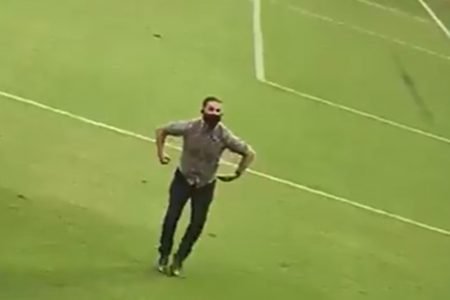 Funcionário do Atlético-MG é suspeito de fazer gestos racistas após decisão