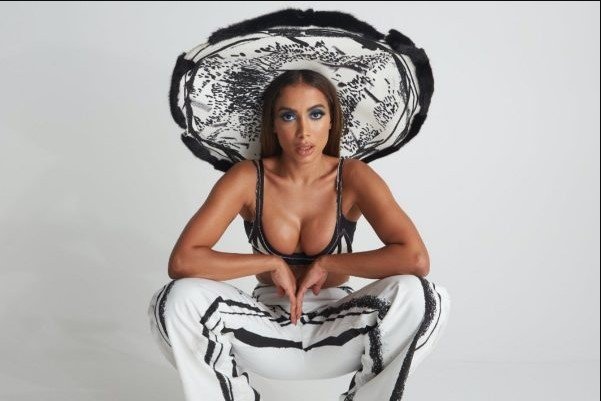 Singer Anitta poses for a photo.  He wears light clothes and looks seriously into the camera for the camera - Metropolis