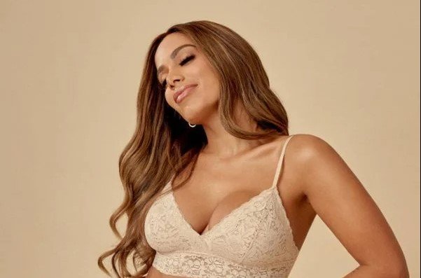 Cantora Anitta posando para foto. Ela usa roupa clara e olha seriamente para a camera para a câmera - Metrópoles