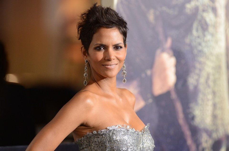 Halle Berry desafia gravidade ao posar de maiô cavado aos 55 anos