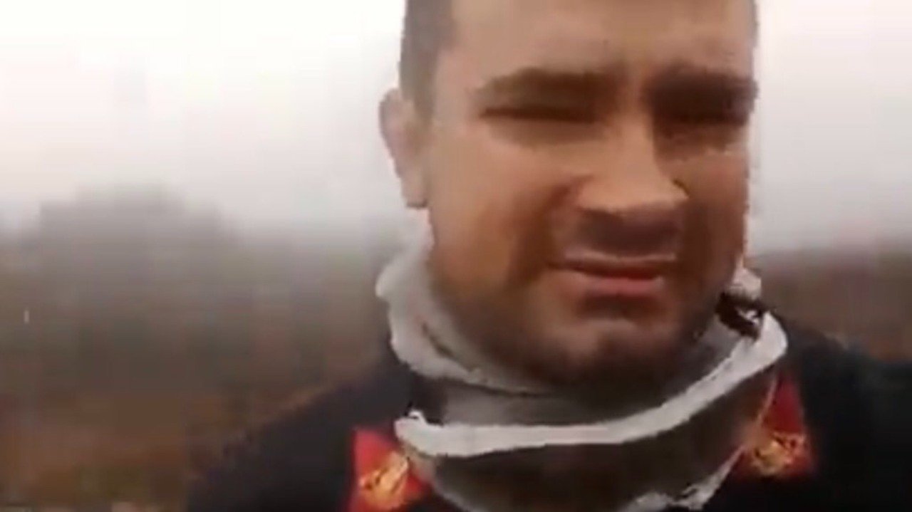 bombeiro chora ao ver chuva cair em área atingida pelo fogo