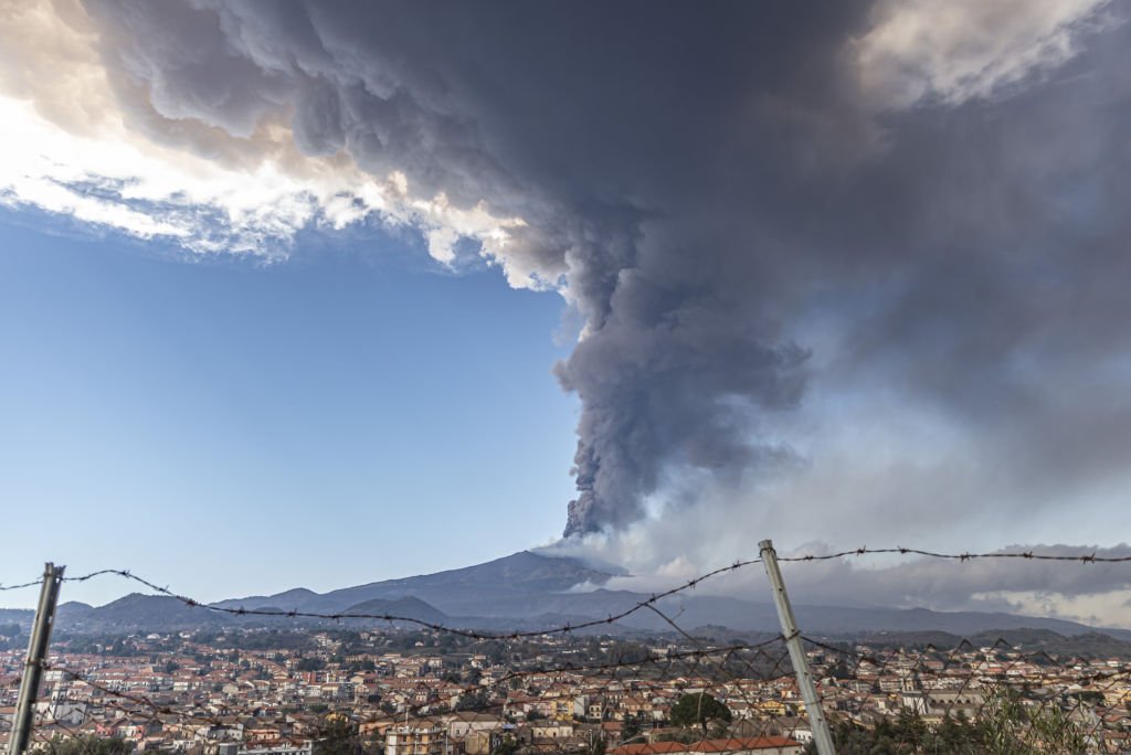 vulcão Etna expele coluna de fumaça e fecha aeroporto italiano