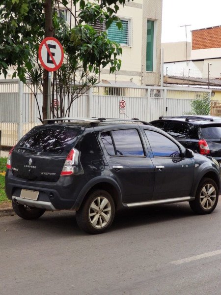 carro preto estacionado