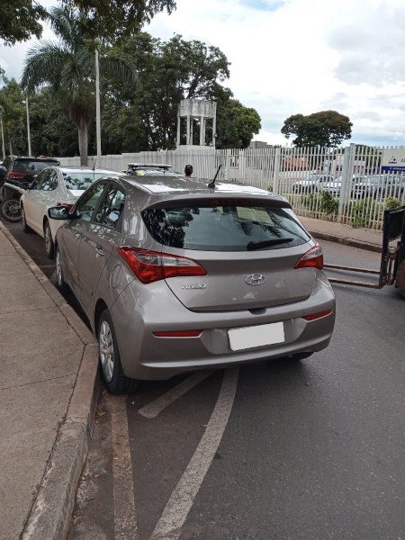carro cinza estacionado