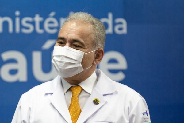 ministro da saúde Marcelo Queiroga de jaleco