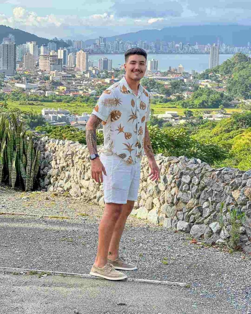 Fez aparição no canal de Matheus Mazzafera e confirmou o romance