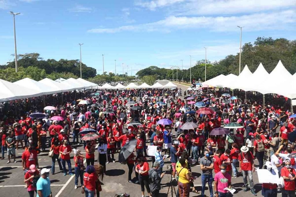 Professores reunidos em assembleia