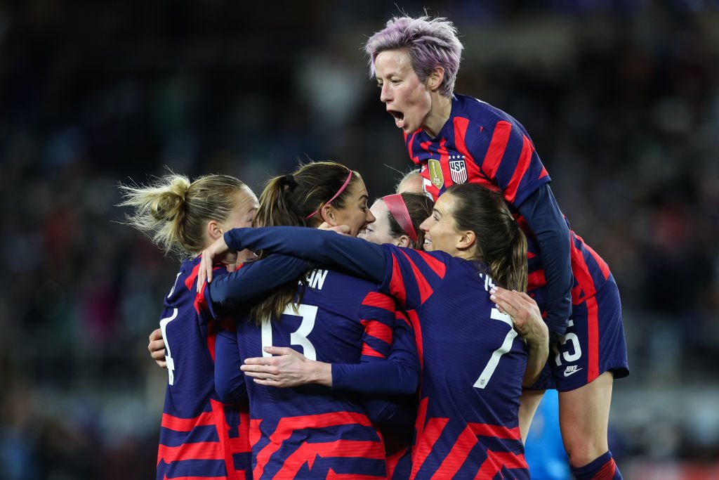 Jogadoras da Seleção Americana de futebol comemorando gol contra a Coreia do Sul