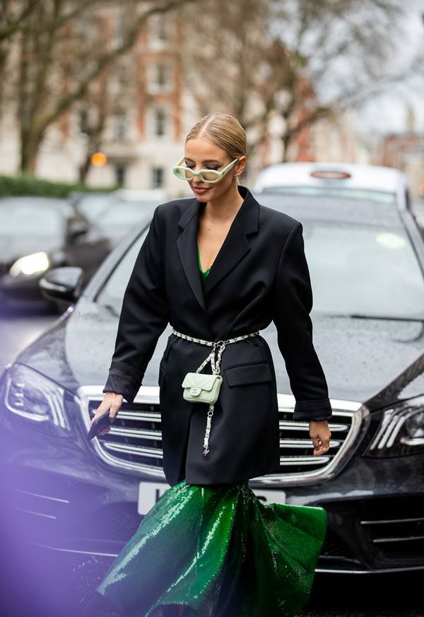 Influenciadora usa bolsa da Chanel como cinto