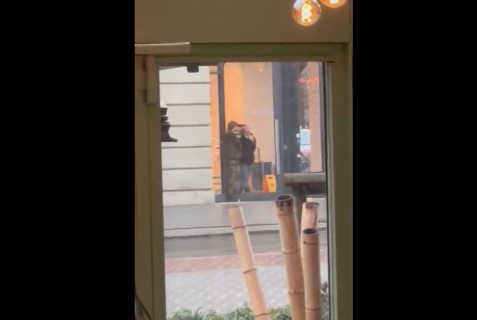 polícia enfrenta roubo com reféns em loja da Apple em Amsterdã