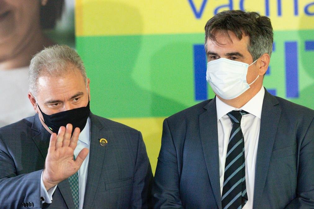 Marcelo Queiroga e Ciro Nogueira, sentados lado a lado, olham para o público em cerimônia de apresentação da primeira vacina 100% brasileira - Metrópoles