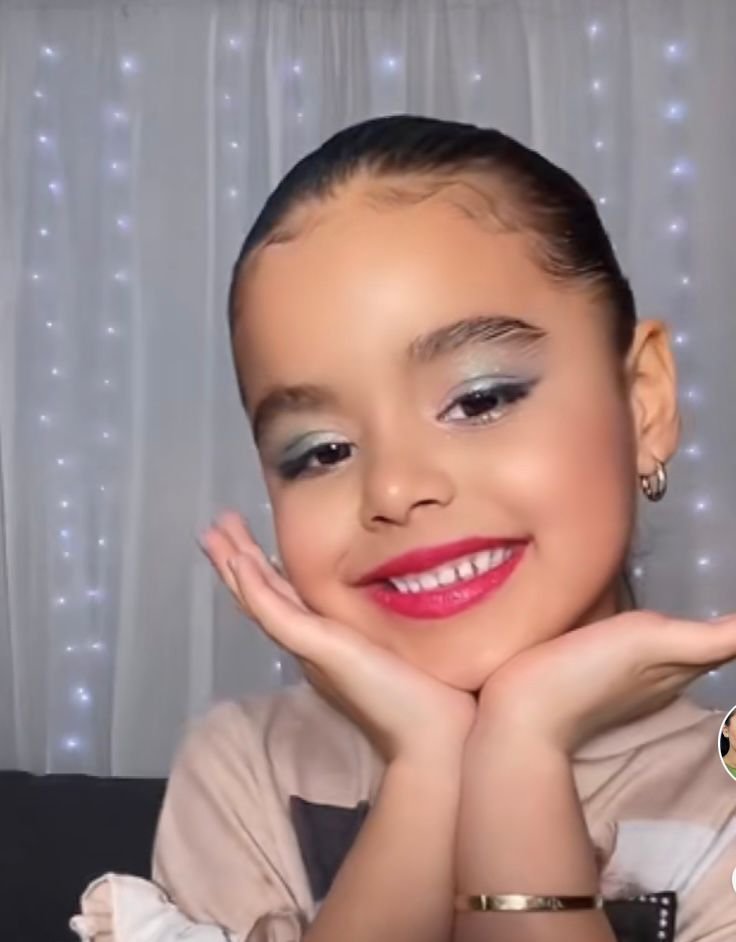 Menina de 5 anos é sucesso no TikTok ao fazer maquiagens artísticas – Nova  Mulher