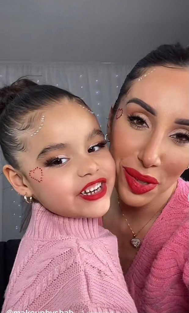 Garota Conservadora - Aprovam ou são contra maquiagem em criança?