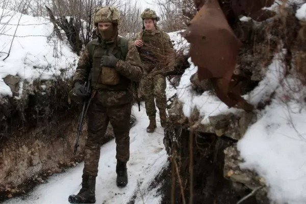 Soldados americanos caminham em floresta com neve-Metrópoles