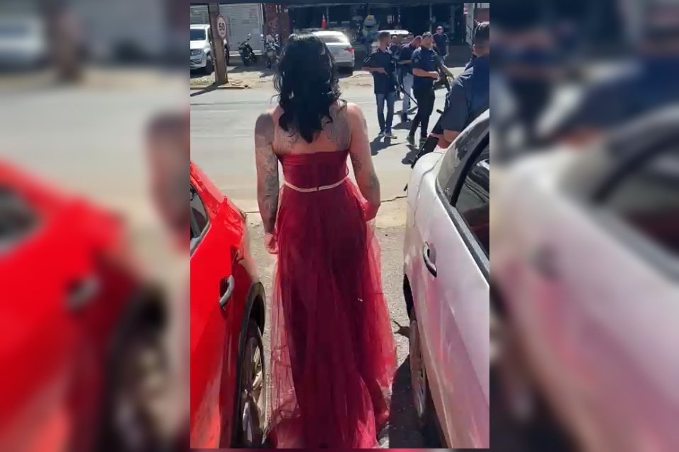 Dama de vermelho faz ensaio de casamento e para trânsito com homens armados