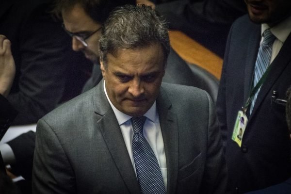 O deputado federal Aécio Neves (PSDB) no plenário da Câmara dos Deputados. Ele usa terno e tem uma cara de preocupação. Ele era investigado no STF - Metrópoles