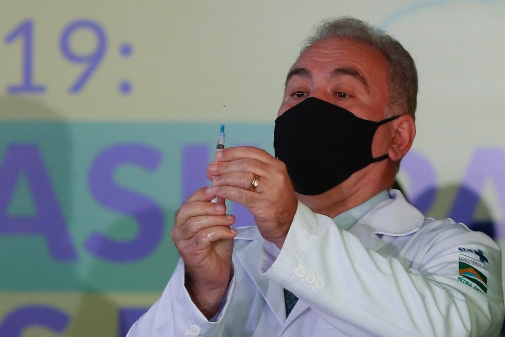 Marcelo Queiroga aplica vacina brasileira da Fiocruz