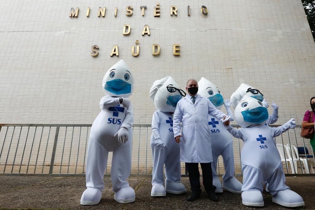 ministro da saude marcelo queiroga e família do zé gotinha