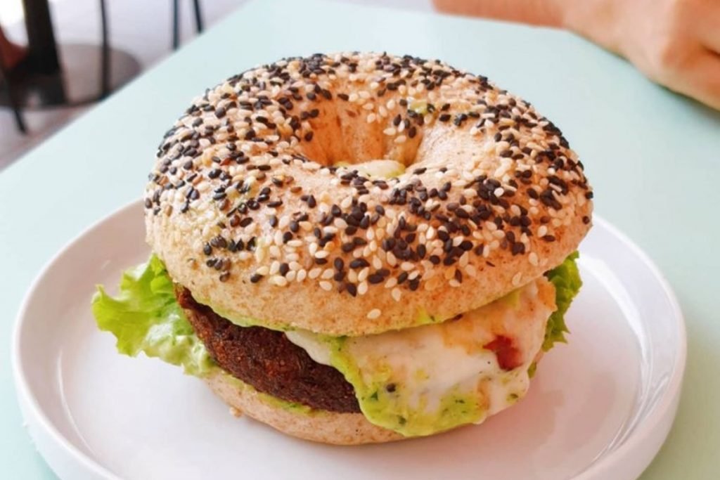 na foto temos um sanduíche de bagel