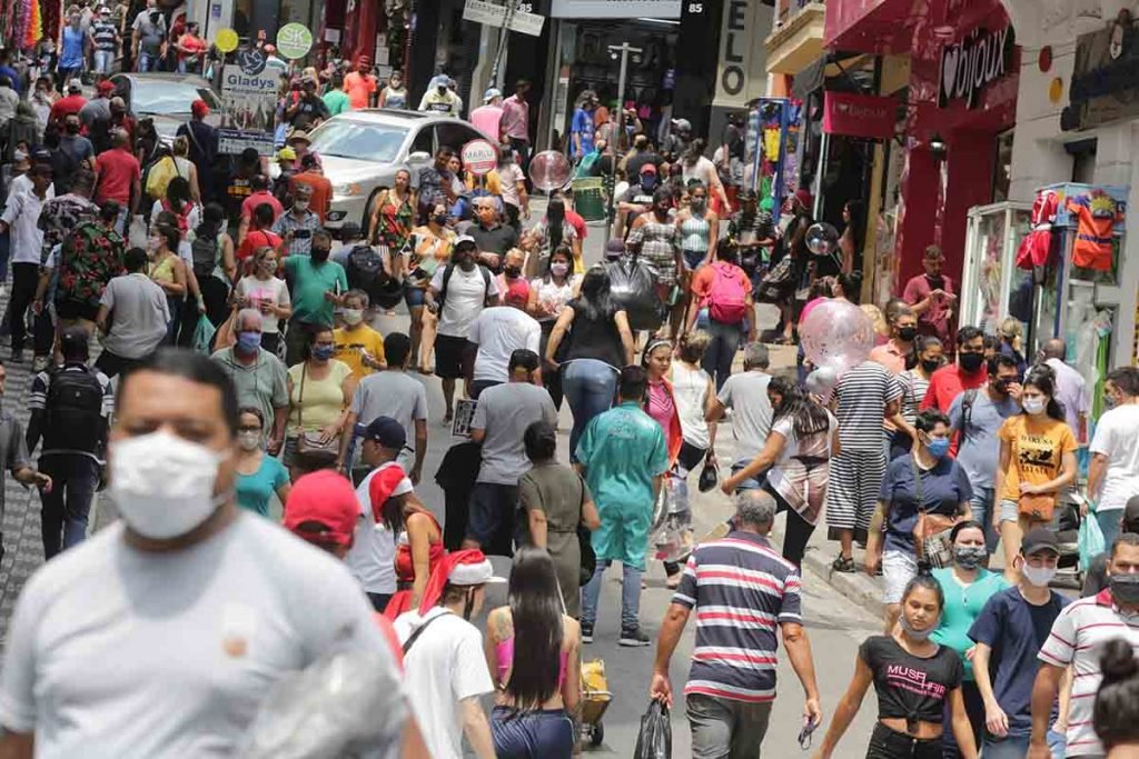 Movimentação na rua 25 de Março fase vermelha em SP - Pessoas circulando nas ruas - Pandemia - Covid-19