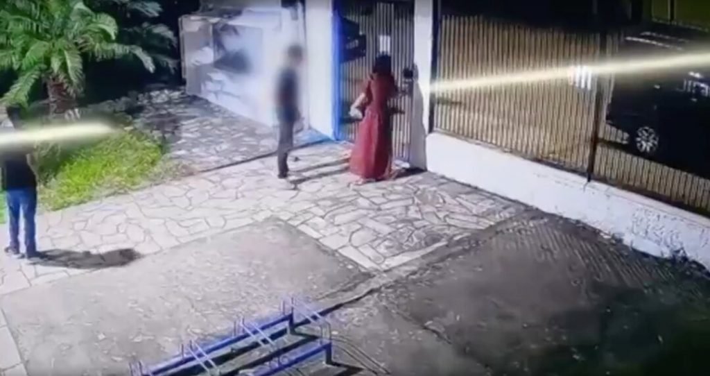 Aluno esfaqueia diretora na porta de escola no litoral de SP