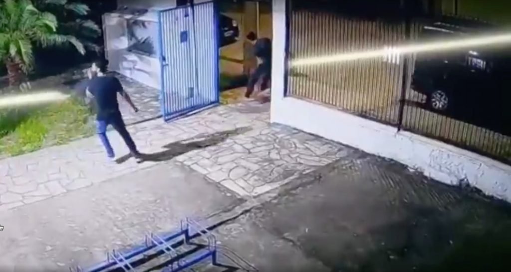 Aluno esfaqueia diretora na porta de escola no litoral de SP