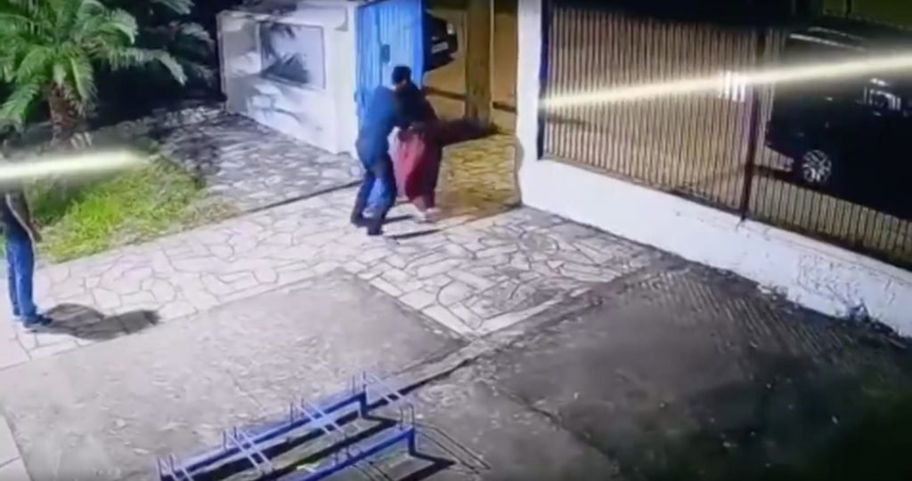 Aluno esfaqueia diretora na porta de escola no litoral de SP