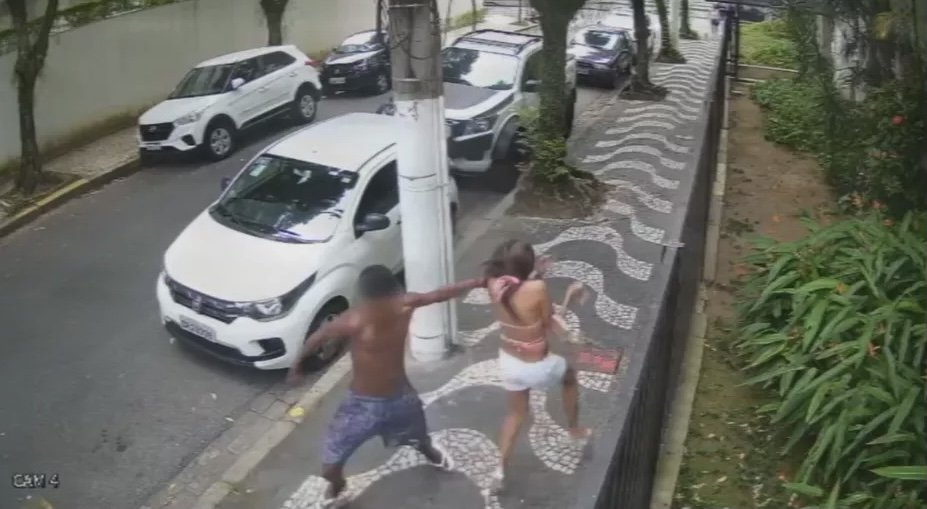 Vídeo Mulher Tenta Fugir De Assaltantes Mas é Agredida Com Um Soco Metrópoles 9520