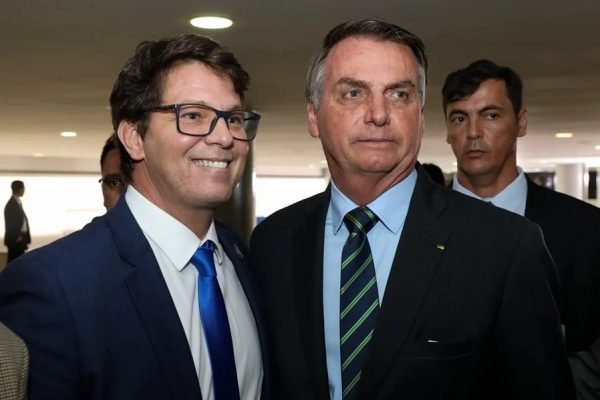 Bolsonaro e Mário Frias secretário de Cultura do governo Bolsonaro. Bolsonaro usa terno preto, camiseta clara e gravata estampada. Mário usa terno azul-marinho, gravata azul-marinho e camiseta clara- Metrópoles