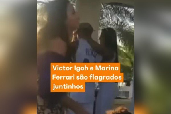 Mari e Victor aparecem no fundo da imagem abraçados. Eles vestem roupas brancas-Metrópoles