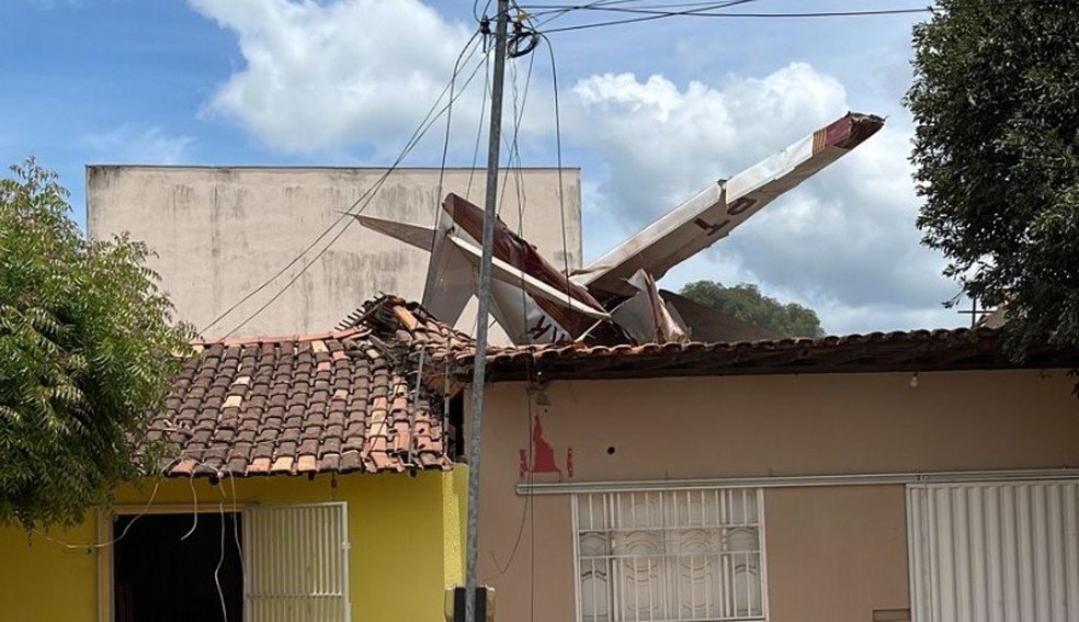 Avião de pequeno porte cai em cima de casa no Maranhão; vídeo - Correio de  Carajás