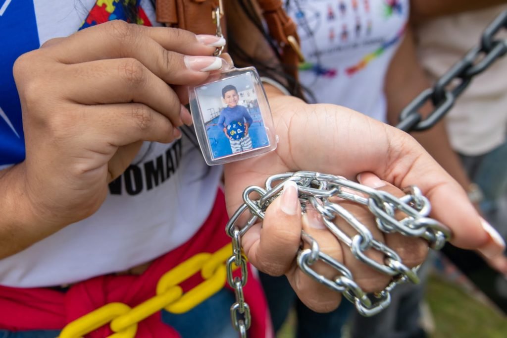 Davi, de 8 anos, é autista e tem acompanhamento custeado pelo plano