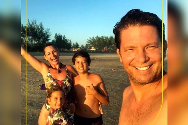 Mário Frias ex-secretário de Cultura do governo Bolsonaro. Ele usa terno escuro, camiseta clara e olha para frente. Há pessoas ao redor dele- Metrópoles