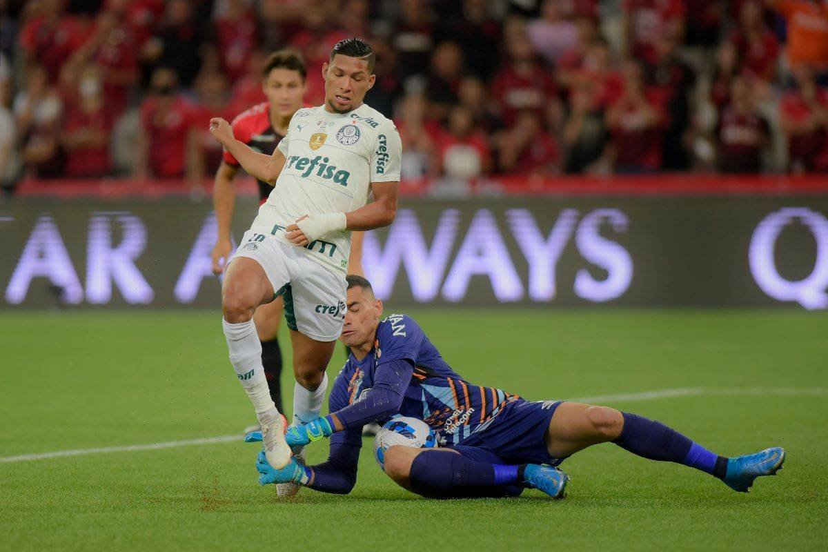 Em jogo com dois pênaltis, Athletico e Palmeiras empatam pelo