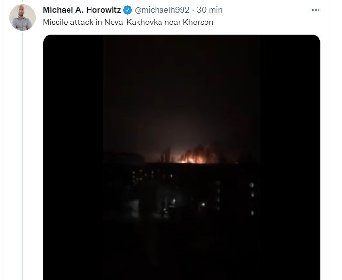 Em print do Twitter, usuário posta vídeo de ataque a míssel na Ucrânia por parte da Rússia. Vê-se um clarão de noite entre prédios - Metrópoles