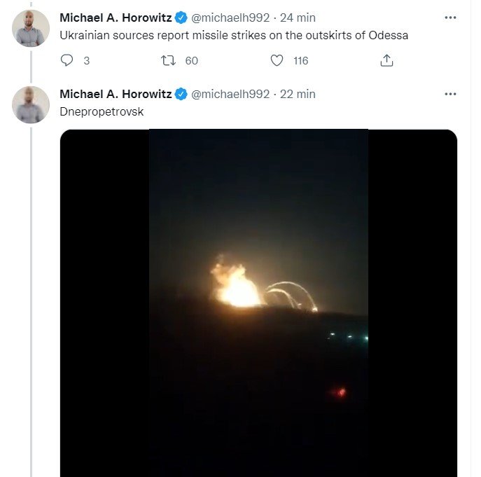 Em print do Twitter, usuário posta vídeo de ataque a míssel na Ucrânia por parte da Rússia. Vê-se um clarão de noite entre prédios - Metrópoles