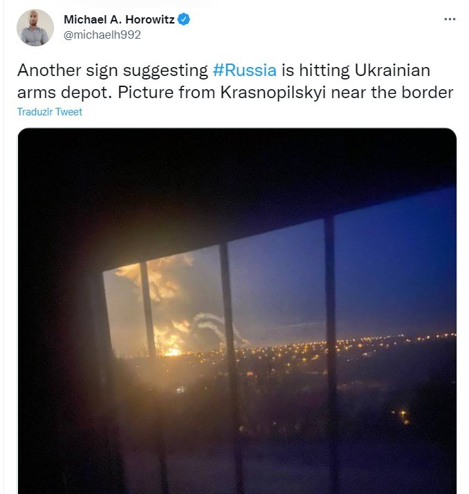 Em print do Twitter, usuário posta vídeo de ataque a míssel na Ucrânia por parte da Rússia. Vê-se um clarão na cidade em céu amanhecendo - Metrópoles