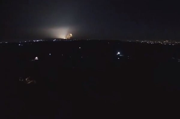 Em uma paisagem noturna, vê-se um clarão no centro da imagem em cidade ucraniana, decorrência de ataque russo a míssil - Metrópoles