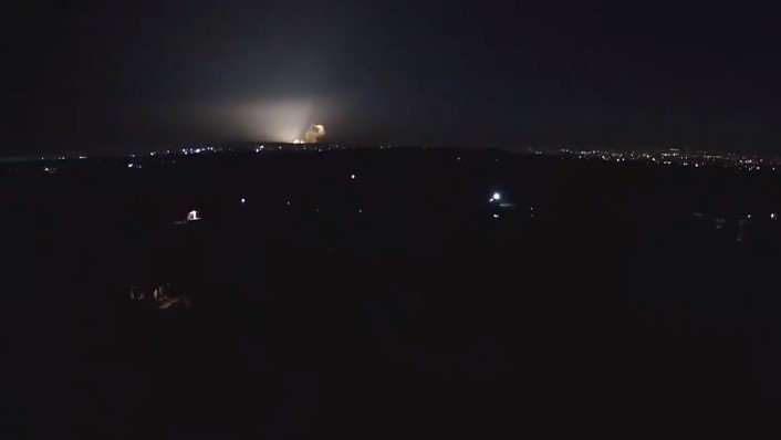 Em uma paisagem noturna, vê-se um clarão no centro da imagem em cidade ucraniana, decorrência de ataque russo a míssil - Metrópoles